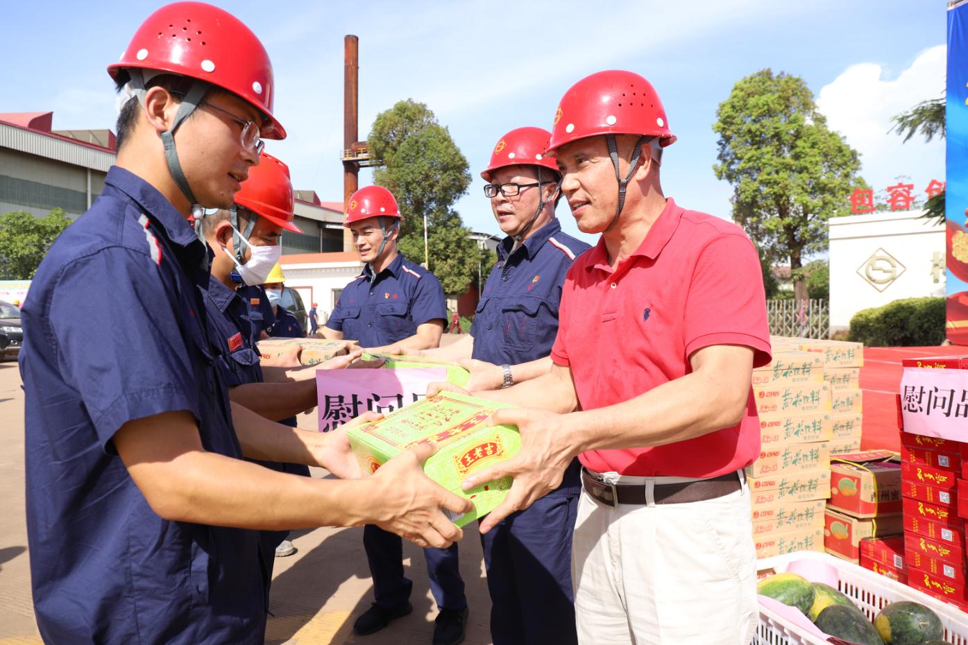 暖心！柳州市總工會(huì)、柳鋼集團(tuán)工會(huì)送來(lái)陣陣清涼